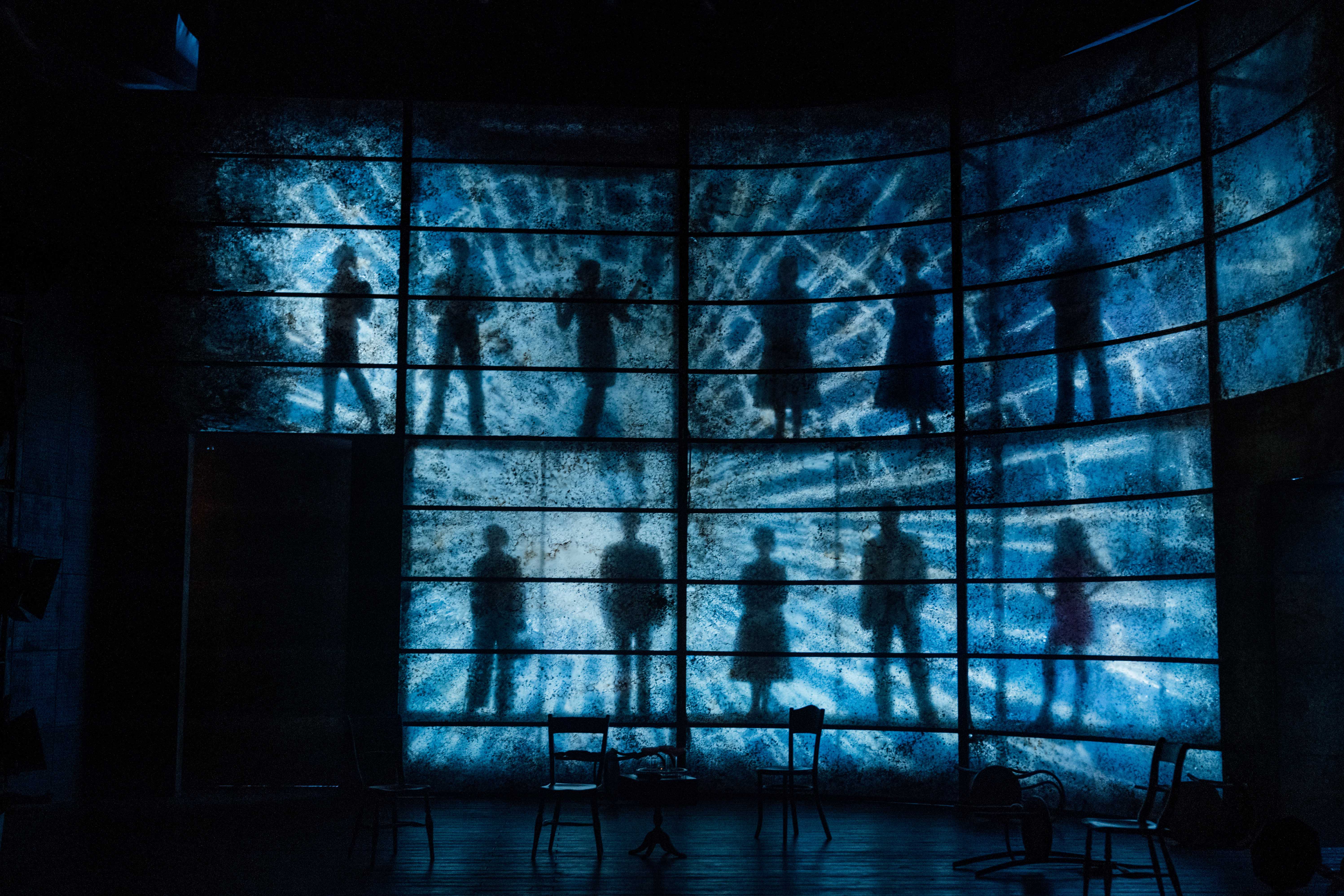 UK, The Mirror Crack'd