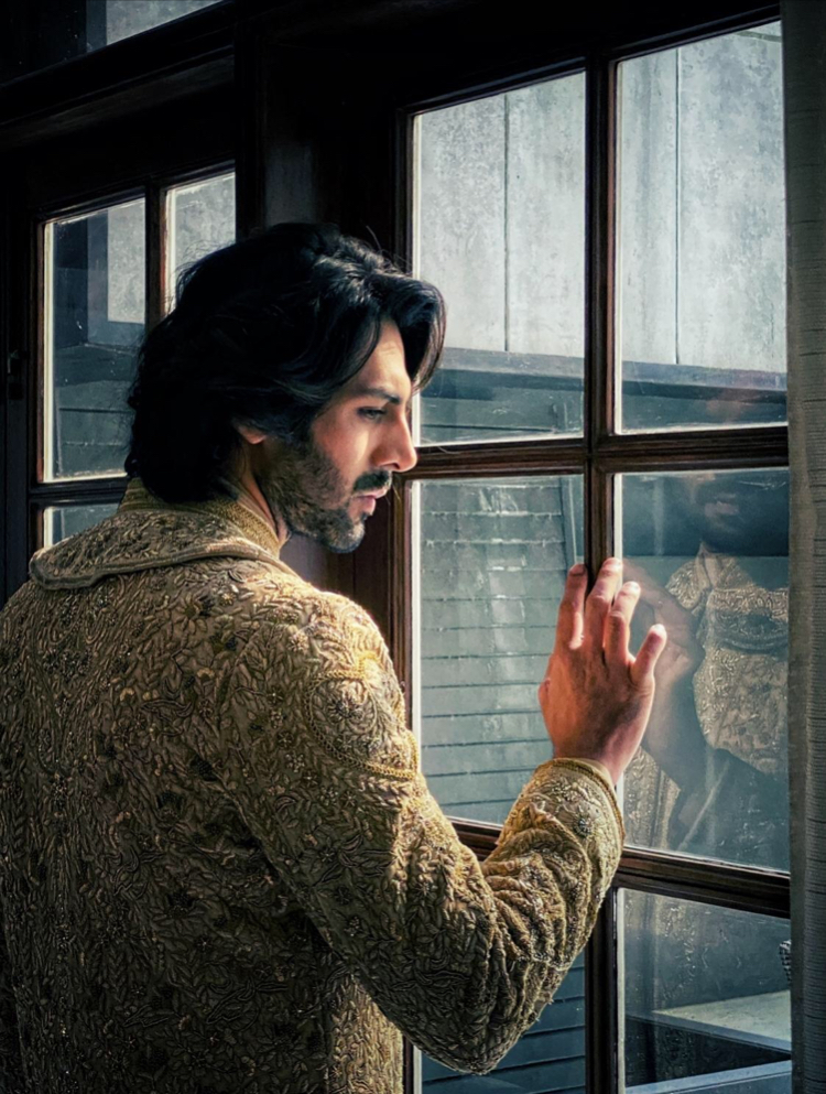 Kartik Aryan's royal look for Manish Malhotra's LFW show