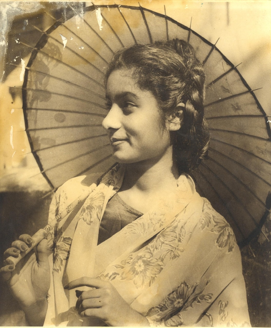 2020 saw online art and collectible auctions going strong, with the younger demographic stepping in the serious collectors' pool. Prinseps hosted on Zoom their groundbreaking virtual auctions of the Bhanu Athaiya and Atul Bose Estates, which broke records for the highest value works sold for both artists. The Bhanu Athaiya Estate Sale auction totaled Rs 88 lakhs. The Legendary artist and costume designer, Bhanu Rajopadhye Athaiya passed away at 91 in 2020.  (Source: Prinseps)