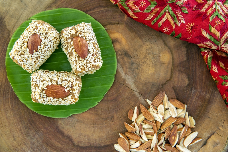 ALMOND AND SESAME PINNI