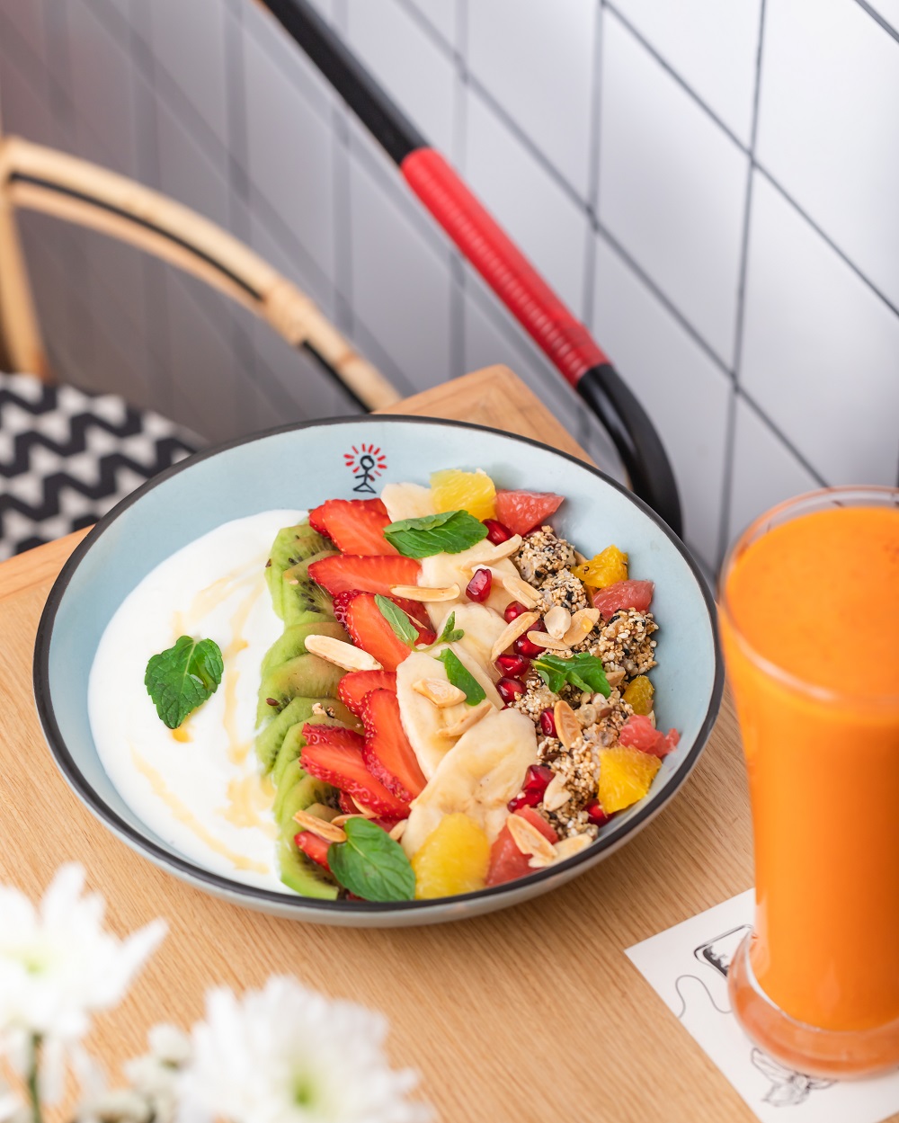 ALMOND AND RAJGIRA GRANOLA SMOOTHIE BOWL