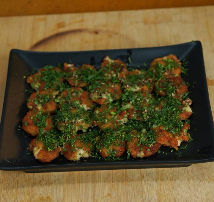 Cheesy smashed potato bites by chef Vicky Ratnani_.JPG 