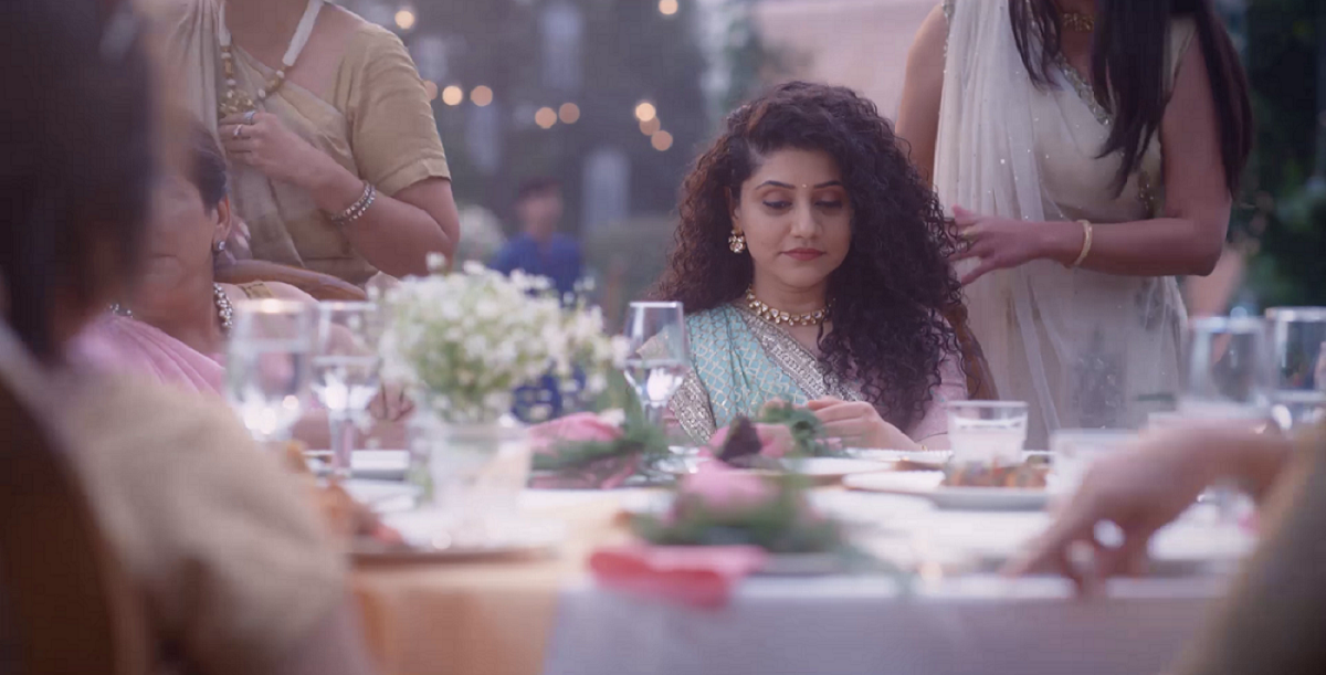 Curls made Hemali less beautiful.