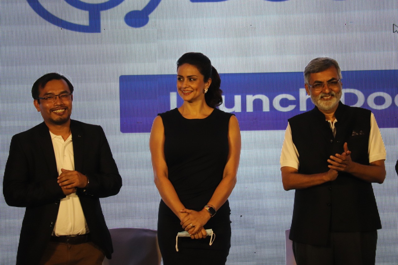 Gul Panag (middle)
