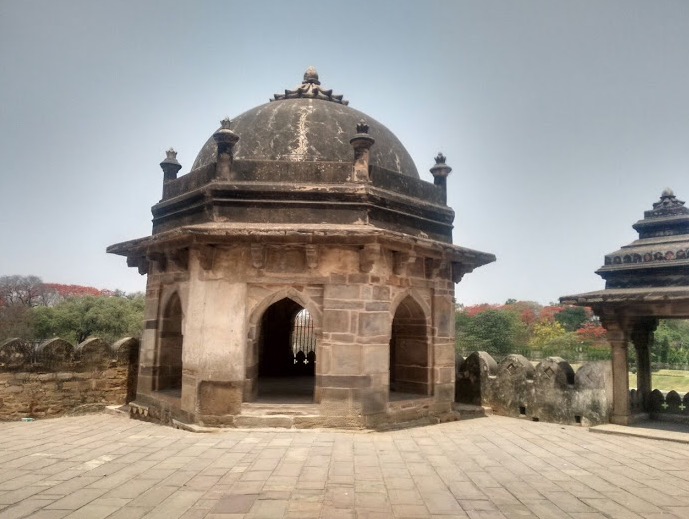 The surrounding area round the tomb