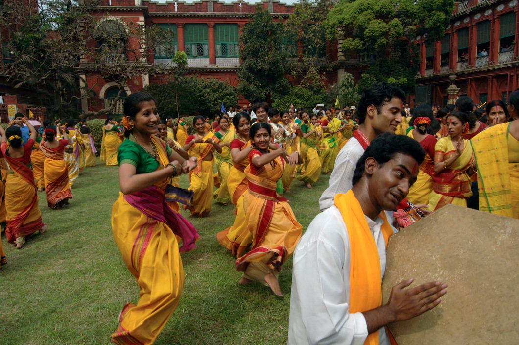 INDIA.Calcutta. Salt Lake City. : Celebrating Holi - A festival of colours and arrival of spring in Rabindra Bharati Tagore University. (This used to be the house of great Indian Poet and noblest Ravindra Nath Tagore)