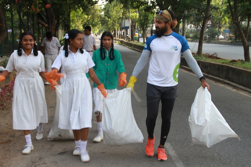 Ripu Daman Bevli with Volunteers