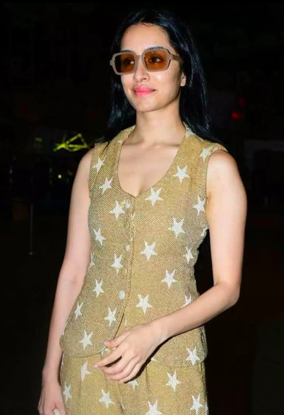 Shraddha Kapoor in Ebony Glossy Finish Rectangular Sunglasses (UV400 Protection)