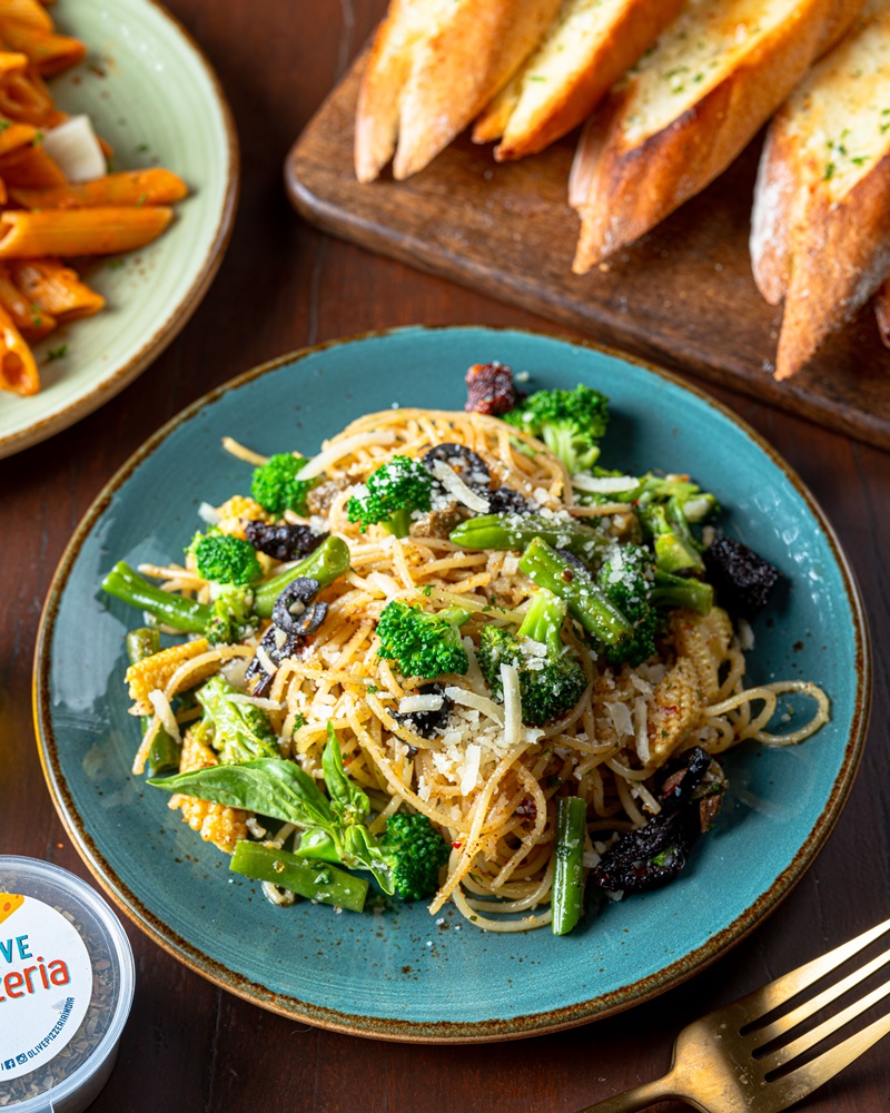 Spaghetti Aglio E Olio With Assorted Veggies