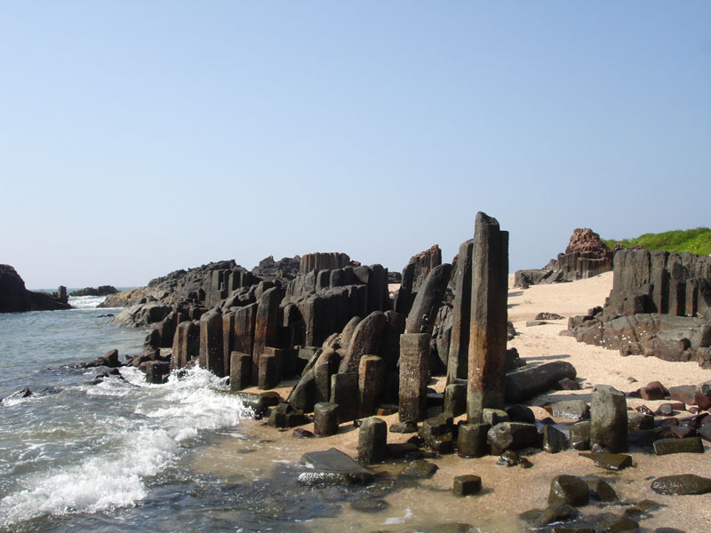 St Mary Islands, Volcanic rocks, Dacites, Near Malpe, Udupi, Karnataka. (Photo : Ravi Mundkur)