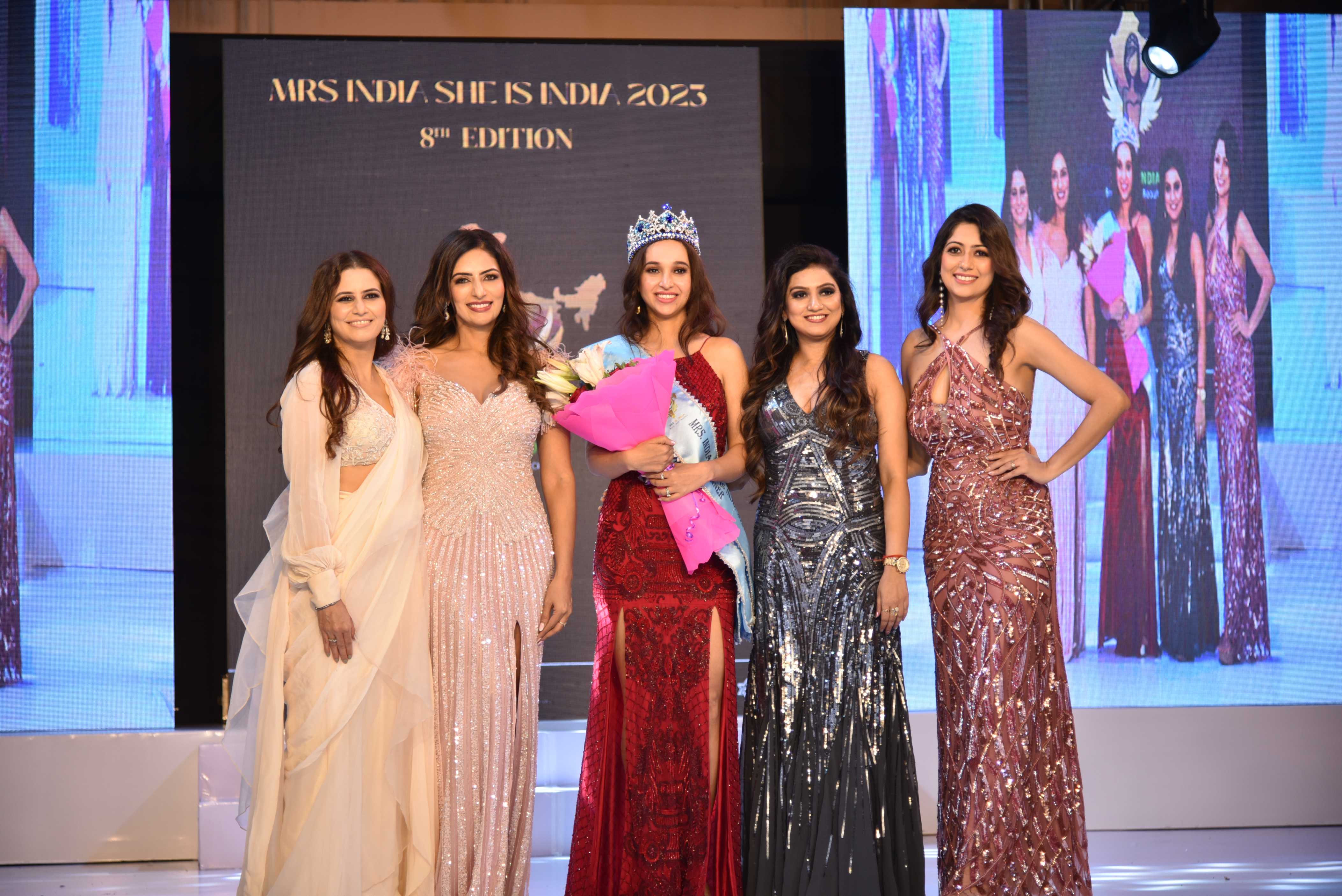 Winner Madhuri Patle with She is India Found Richa Singh and other Dignatries.jpg 
