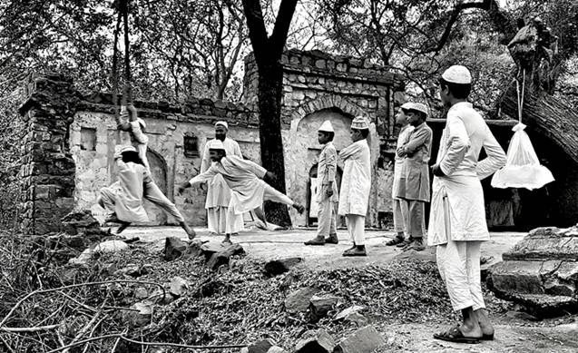 Artist  : William Dalrymple Title   : The swing, Mehrauli Archaeological Park, Delhi Medium  : Archival Pigment Print