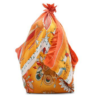 A Petit H silk La Vie du Grand Nord scarf and Vert Chartreuse Clémence leather bag with palladium hardware, Hermès, 2010s. Estimate: €800-1,000. Offered in Inside the Orange Box: Part III, 13-28 June 2023 at Christie’s Online