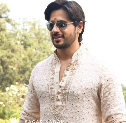 Siddharth Malhotra Sizzles in Faabiiana