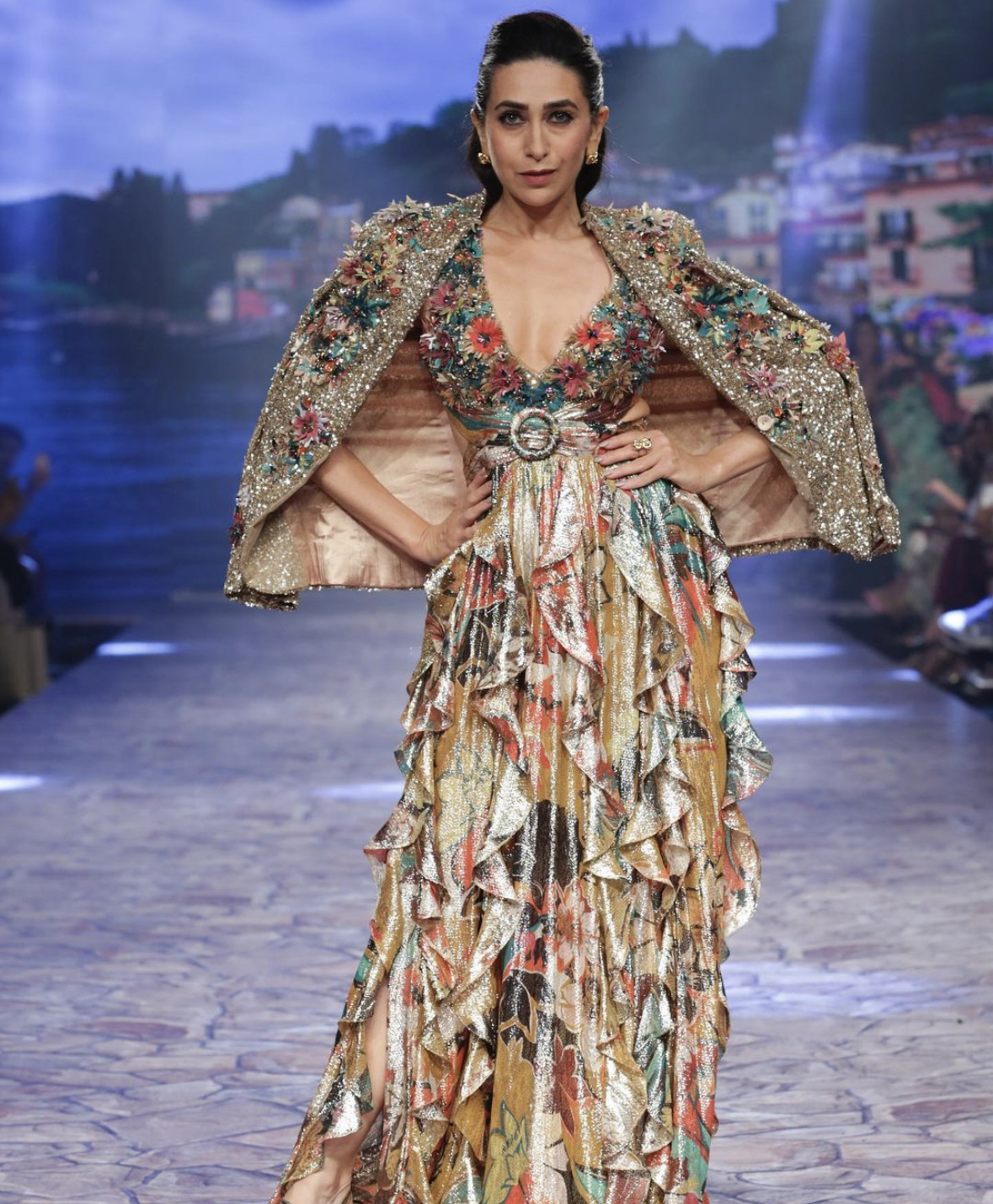 Karisma Kapoor turned showstopper for Ranna Gill. (Photo courtesy: lakmefashionwk/Instagram)