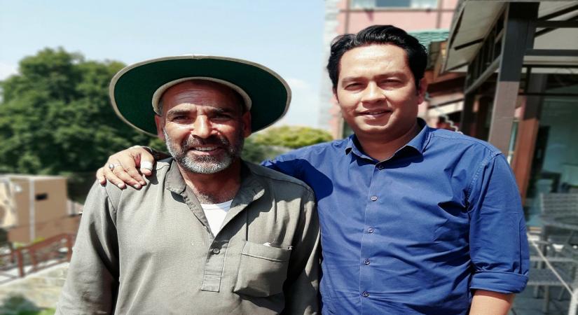 A photograph of Akshay's doppelganger is doing the rounds on the Internet. The picture was shared by a journalist. "Met a Kashmiri fan of Sunil Gavaskar, Majid Mir in Kashmir," the journalist captioned the image