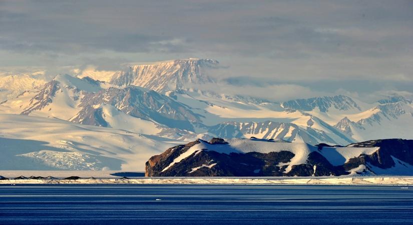 Photo taken on Jan. 13, 2014 shows the landscape of Victoria Land in Antarctica. China is planning to build a perennial station in Victoria Land by 2015. (Xinhua/Zhang Jiansong) (wf)