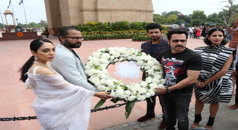 New Delhi: Director Ribhu Dasgupta and actors Emraan Hashmi, Vineet Kumar Singh, Shobhita Dhulipala and Kirti Kulhari pay tributes at Amar Jawan Jyoti during the promotions of their web series "Bard of Blood", in New Delhi on Sep 19, 2019. (Photo: Amlan Paliwal/IANS)