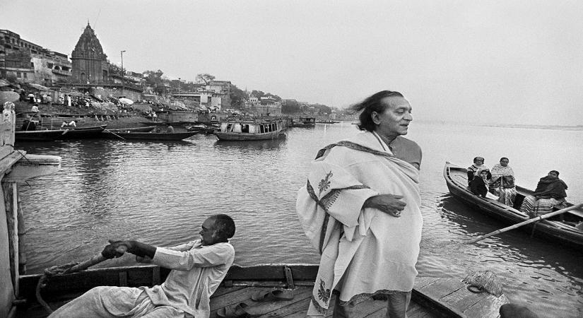 Raghu Rai (Pt. Ravi Shankar, Varanasi - 1986, Inkjet digital print on museum quality archival paper)