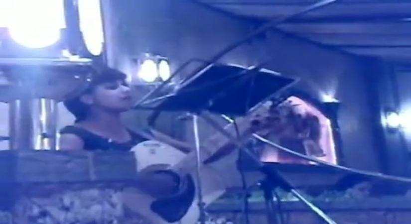 "Love you zindagi" fame singer Jasleen Royal recently shared a throwback video, reminiscing the days when she used to play the guitar at a restaurant.