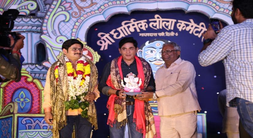 "Bhabiji Ghar Par Hain!" fame actors Aasif Sheikh and Rohitash Gour came to Delhi a few days ago to see Ramleela in the city.  They visited Ramleela of Shri Dharmik Ramlila Committe on October 5.