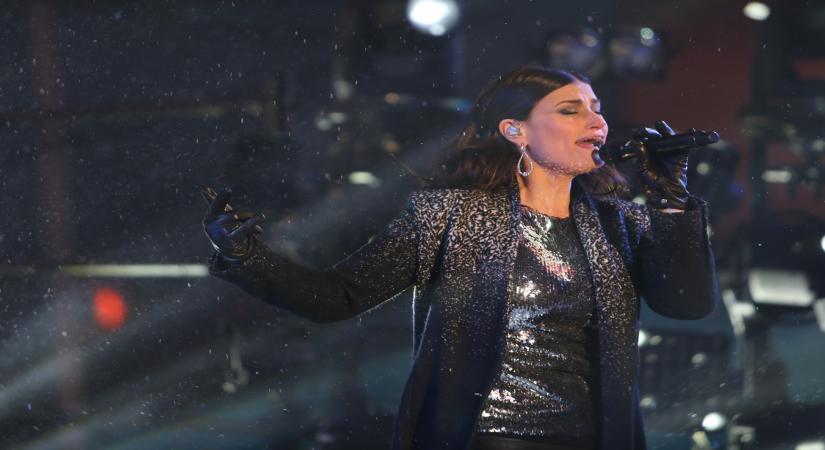 NEW YORK, Jan. 1, 2015 (Xinhua) -- American singer Idina Menzel performs during the New Year's Eve celebration at Times Square in New York, the United States on Dec. 31, 2014.  Times Square has been the center of worldwide attention on New Year's Eve for more than 100 years. The first Ball Lowering celebration occurred in 1907, and this tradition is now a universal symbol of welcoming the New Year. (Xinhua/Qin Lang/IANS) (lyi)