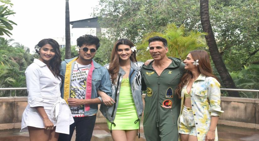 Actors Pooja Hegde, Riteish Deshmukh, Kriti Sanon, Akshay Kumar and Kriti Kharbanda. (Photo: IANS)