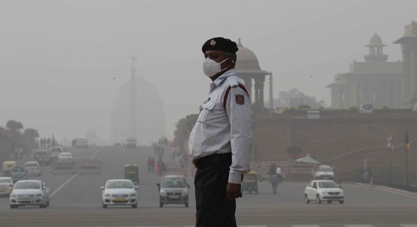 A traffic police personnel wears a mask to protect himself from pollution in New Delhi. (Photo: IANS)