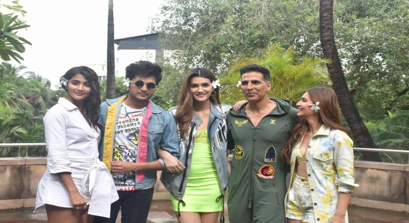 Mumbai: Actors Pooja Hegde, Riteish Deshmukh, Kriti Sanon, Akshay Kumar and Kriti Kharbanda during the promotions of their upcoming film "Housefull 4" in Mumbai on Oct 23, 2019. (Photo: IANS)