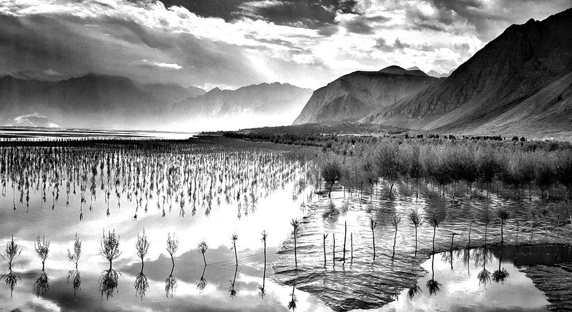 William Dalrymple, Dawn over Skardu, Pakistan I, Archival Pigment Print
