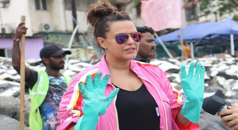 Mumbai: Actress Neha Dhupia during a Beach Clean Up programme at mahim beach in Mumbai, on Aug 31,, 2019. (Photo: IANS)