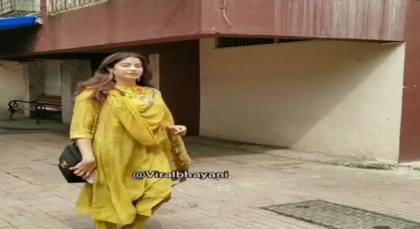 Actress Janhvi Kapoor was recently clicked wearing a dupatta with a price tag on it. Netizens were quick to spot the fashion faux pas and crack jokes about it.