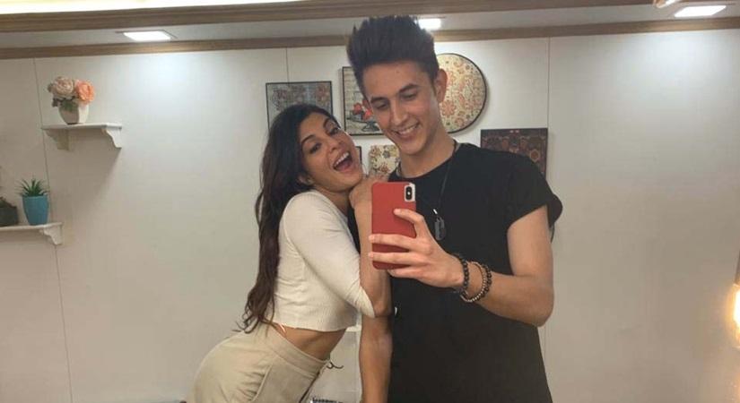 Deepak Arora, who has worked as an assistant director on the upcoming film "Dil Bechara", is now all set to make his acting debut with Netflix's thriller "Mrs. Serial Killer".