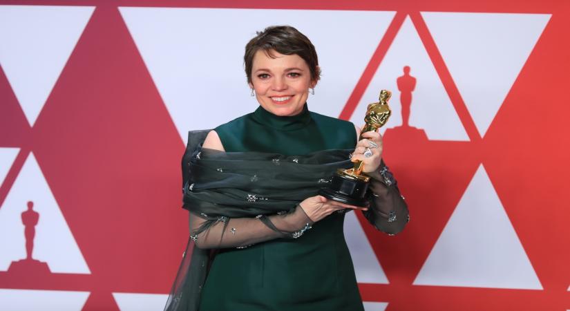 LOS ANGELES, Feb. 25, 2019 (Xinhua) -- Olivia Colman poses for photos after winning the Best Actress award for "The Favourite" in the press room during the 91st Academy Awards ceremony, or the Oscars, held at the Dolby Theatre in Los Angeles, the United States, on Feb. 24, 2019. (Xinhua/Li Ying/IANS)