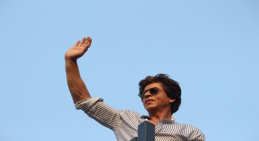 Mumbai: Actor Shah Rukh Khan greets his fans from his residence - Mannat on his 52nd birthday in Mumbai on Nov 2, 2017. (Photo: IANS)