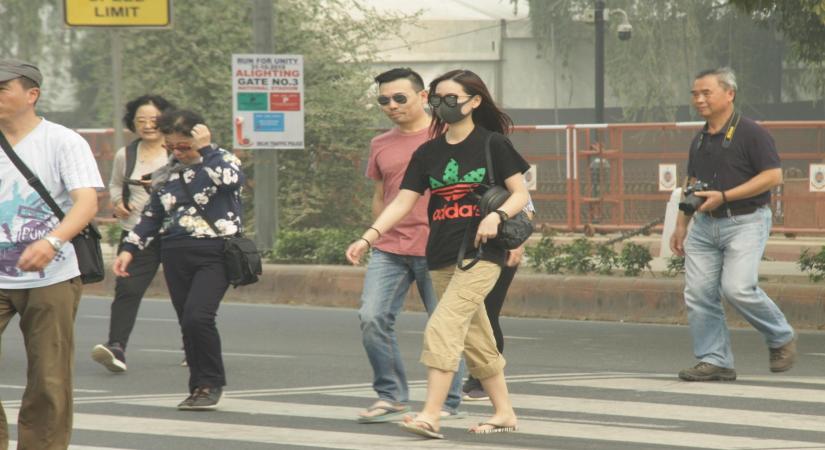 New Delhi: People wear masks to protect themselves from air pollution as smog engulfs New Delhi on Nov 2, 2019. (Photo: IANS)