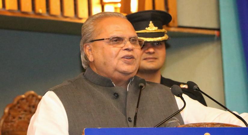 Srinagar: Jammu and Kashmir Governor Satya Pal Malik addresses during a programme organised for the distribution of free-to-air Doordarshan set-top boxes to border residents, in Srinagar on June 22, 2019. Speaking at the function, the J&K Governor on Saturday said that the separatist Hurriyat leaders are ready for talks with the government. (Photo: IANS)