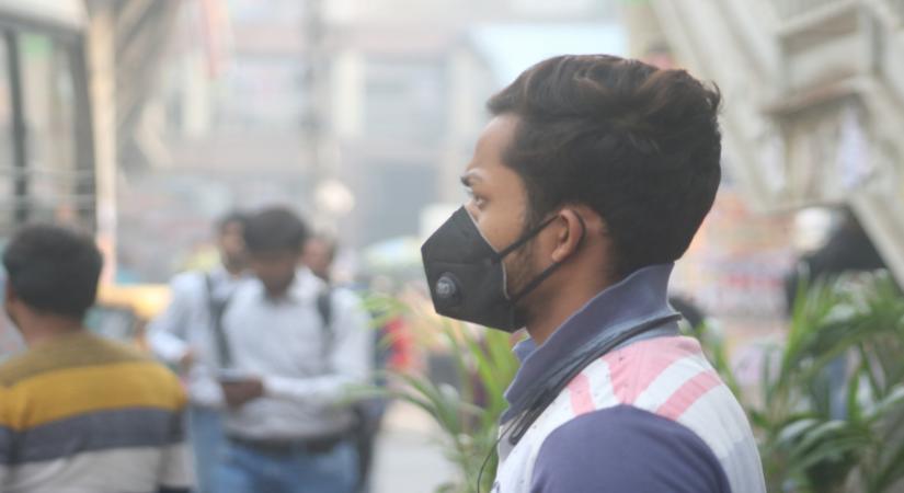 New Delhi: People wear masks to protect themselves from air pollution as smog continues to engulf the national capital, on Nov 4, 2019. (Photo: IANS)