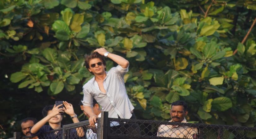 Mumbai: Actor Shah Rukh Khan greets his fans from his residence - Mannat on his 52nd birthday in Mumbai on Nov 2, 2017. (Photo: IANS)