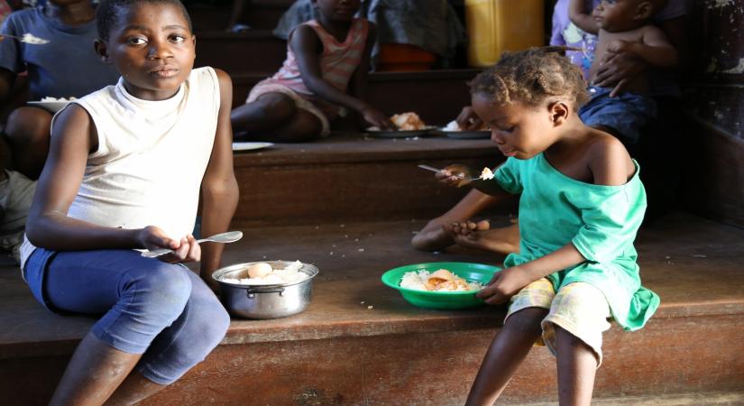 BEIRA, March 23, 2019 (Xinhua) -- Two children have lunch at a temporary accommodation center in Beira, Mozambique, on March 22, 2019. Victims were being sheltered at one of the temporary accommodation centers set in Samora Moises Machel High School in Beira, central Mozambique. Most of the victims' houses were destroyed by the devastating storms and floods since the Tropical Cyclone Idai hit the area last Thursday night. Drinking water, food, personal hygiene materials and clothes are now in sh
