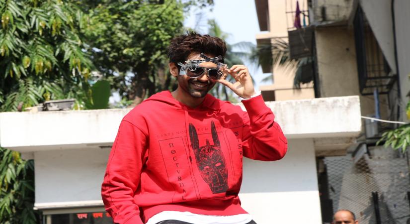 Mumbai: Actor Kartik Aaryan during the promotions of his upcoming film "Pati Patni Aur Woh" at Mithibai College of Arts in Mumbai on Nov 22, 2019. (Photo: IANS)