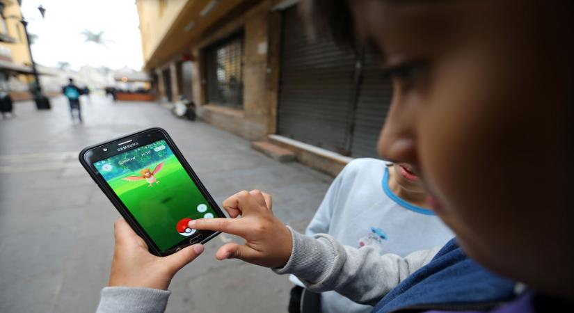 Cell phones are really hurting people badly as researchers have found that head and neck injuries incurred while driving or walking with a cellphone are on the rise - and correlates with the launch of the iPhone in 2007 and release of Pokemon Go in 2016. (Xinhua/Norman Cordova/ANDINA/IANS)