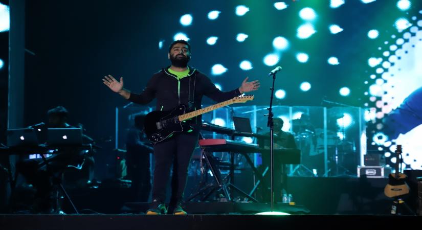 Mumbai: Singer Arijit Singh performs during the Sangit Kala Kendra Awards in Mumbai on Nov 27, 2019. (Photo: IANS)