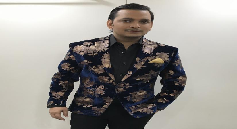 Actor-comedian-anchor Paritosh Tripathi will make his digital debut with a comedy talent show titled "Vigo-Comedy Mahasabha".