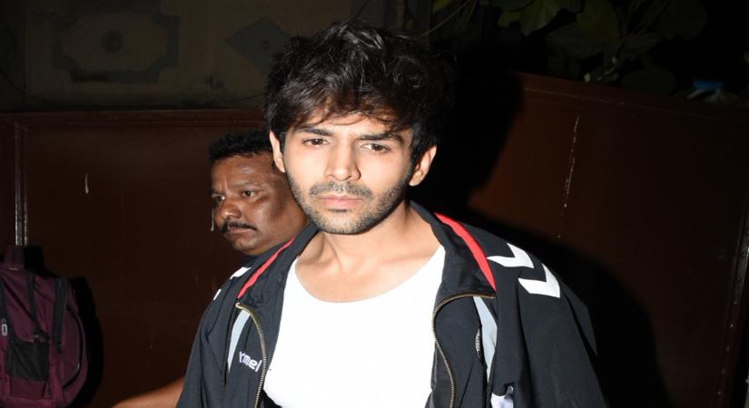 Mumbai: Actor Kartik Aaryan seen shooting of his upcoming film in Mumbai's Bandra, on May 12, 2019. (Photo: IANS)