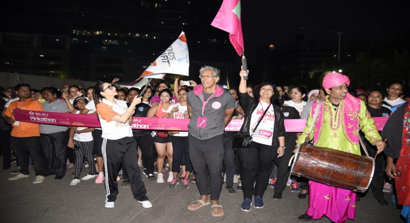 Mumbai: Actors Karisma Kapoor and Milind Soman flag off Pinkathon, in Mumbai on Dec 15, 2019. (Photo: IANS)