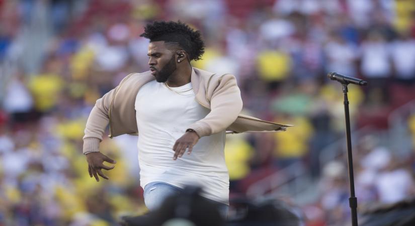 SANTA CLARA, June 4, 2016 (Xinhua) -- Singer Jason Derulo performs during the opening ceremony of Copa America Centenario games at the Levi's Stadium in Santa Clara, California, the United States, June 3, 2016. (Xinhua/Yang Lei/IANS)