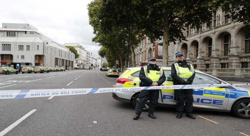 LONDON, Oct. 7, 2017 (Xinhua) -- The road near Natural History Museum is cordoned off in London, Britain, on Oct. 7, 2017. A number of people were injured Saturday after a car ploughed into pedestrians outside Natural History Museum, London Metropolitan Police said. (Xinhua/Han Yan/IANS)