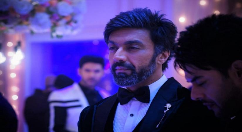 On the upcoming episode of the ongoing TV show "Beyhadh 2", actor Ashish Chowdhry will be seen wearing a brooch which costs Rs 1.25 lacs. And not only this, the brooch he has worn is made of real gold.