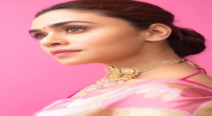"Raazi" actress Amruta Khanvilkar stunned one and all when she picked a gorgeous pink sari for her recent outing.